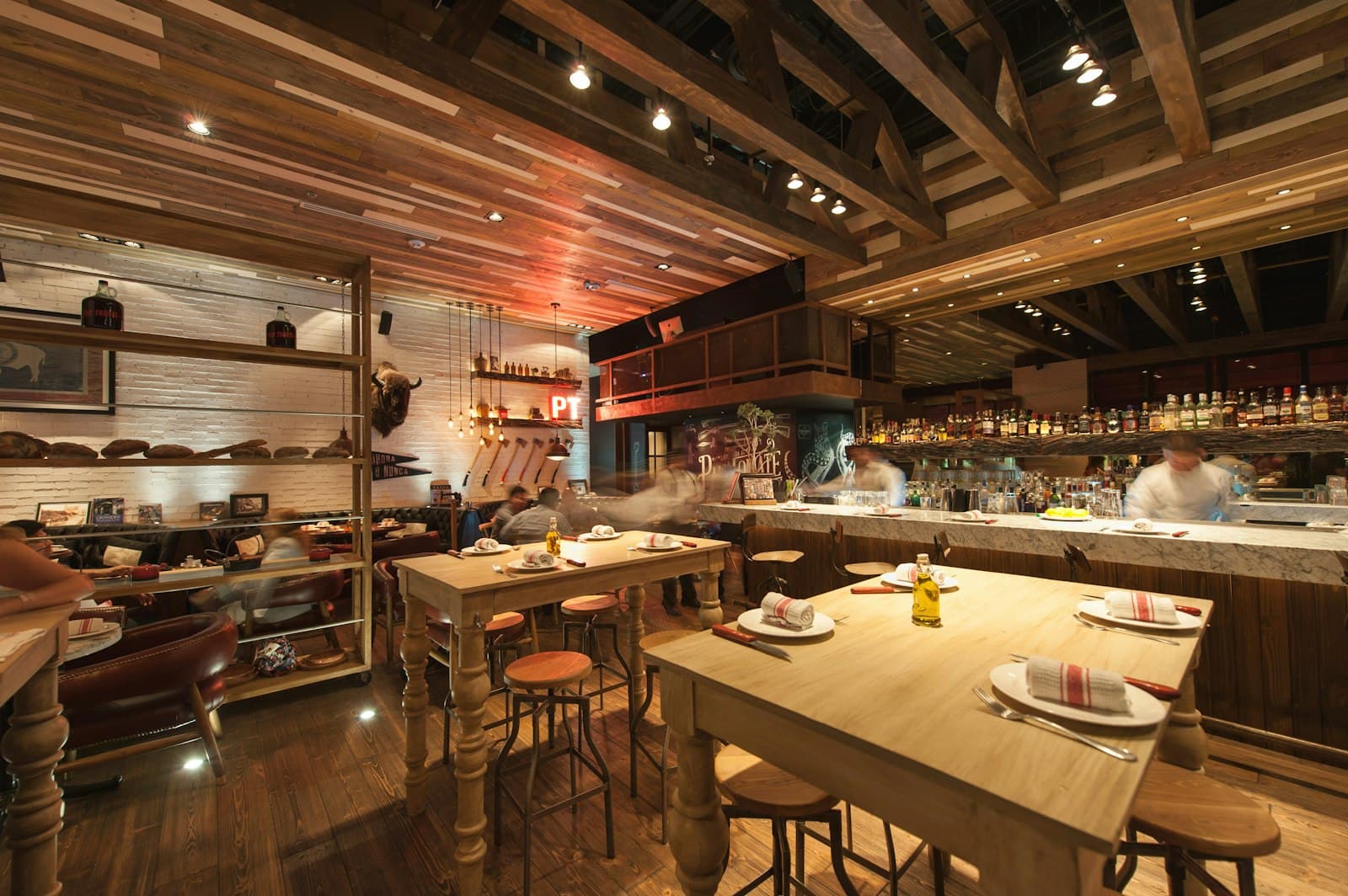Gemütliches Restaurant mit Holzbalken und warmem Licht