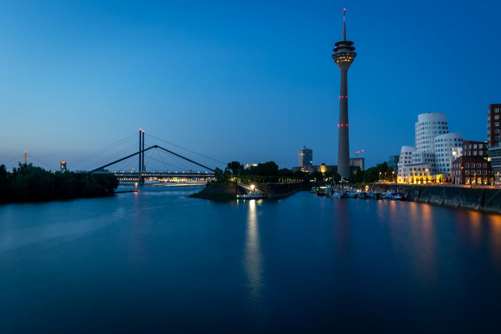Düsseldorf mit Rheinturm am Abend