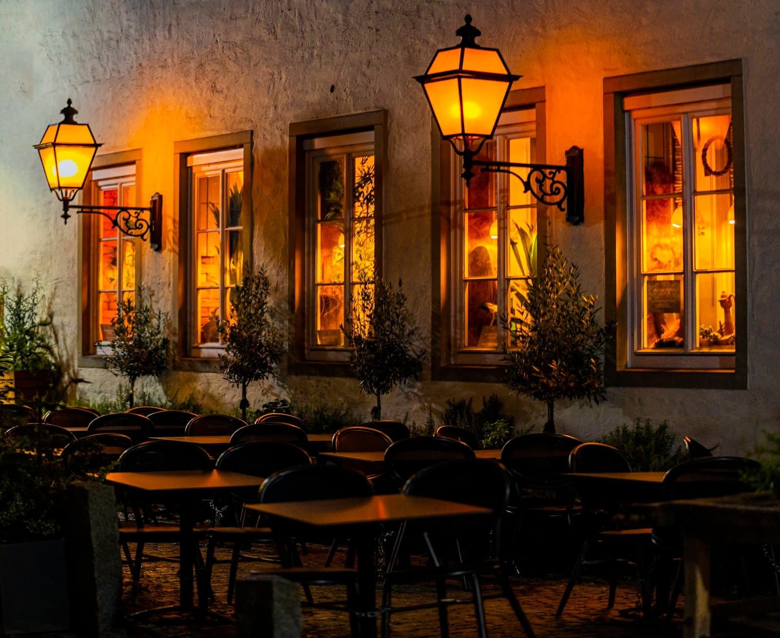 Terrasse mit Laternen am Abend